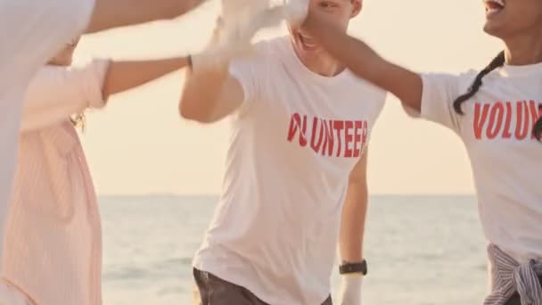 Happy Smiling Young People Motivating Each Other While Cleaning Beach — 비디오