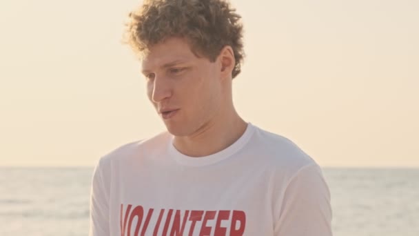 Aantrekkelijke Jonge Vrijwilligers Maken Zich Klaar Het Strand Vroeg Ochtend — Stockvideo