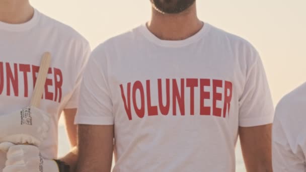 Pozitív Boldog Mosolygós Öko Önkéntesek Egyenruhát Viselő Emberek Mutatják Hüvelykujját — Stock videók