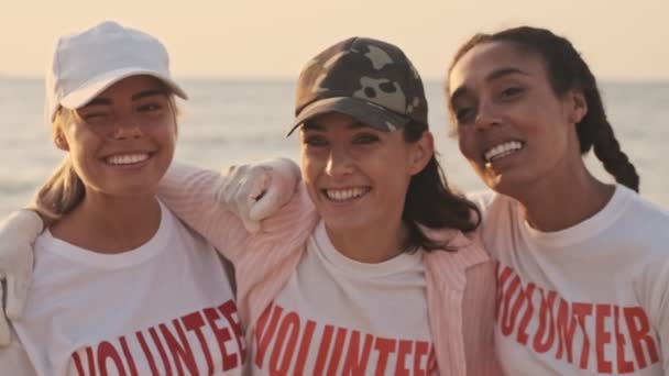 Belas Meninas Sorridentes Voluntários Estão Tirando Uma Foto Antes Limpar — Vídeo de Stock