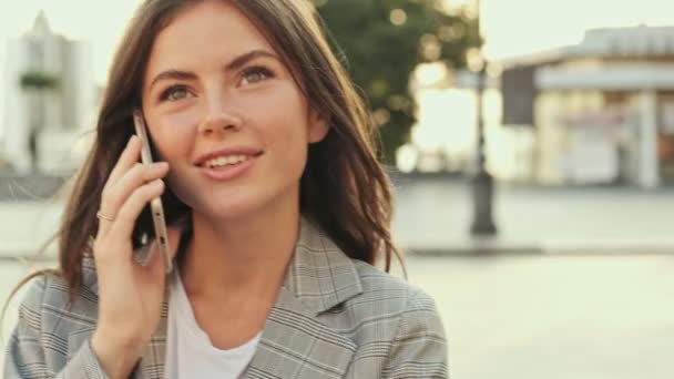 Una Chica Sonriente Positiva Está Teniendo Una Llamada Telefónica Riendo — Vídeos de Stock