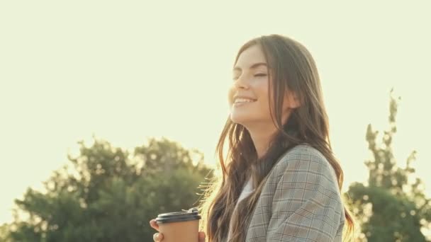 Boční Pohled Perfektní Usmívající Dívka Dívá Kolem Zatímco Stojí Papírovým — Stock video