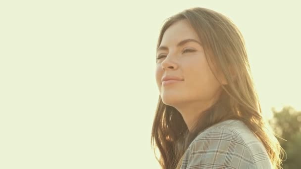 Hermosa Chica Está Sosteniendo Ordenador Portátil Mientras Está Pie Fuera — Vídeos de Stock