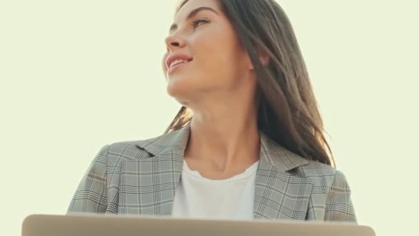 Mutlu Gülümseyen Kızın Alt Görüntüsü Şehrin Dışında Dizüstü Bilgisayar Kullanırken — Stok video