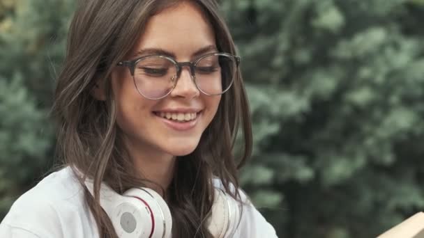 Sourire Jeune Fille Dans Des Lunettes Profite Processus Lecture Livre — Video