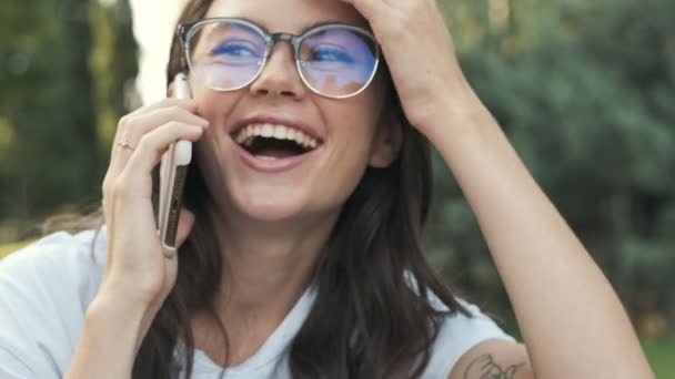 Lächelndes Junges Positives Mädchen Mit Brille Telefoniert Sommer Draußen Stadtpark — Stockvideo