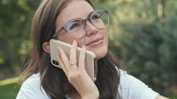 Atractiva Chica Sonriente Con Gafas Está Mirando Alrededor Mientras Recibe — Vídeo de stock