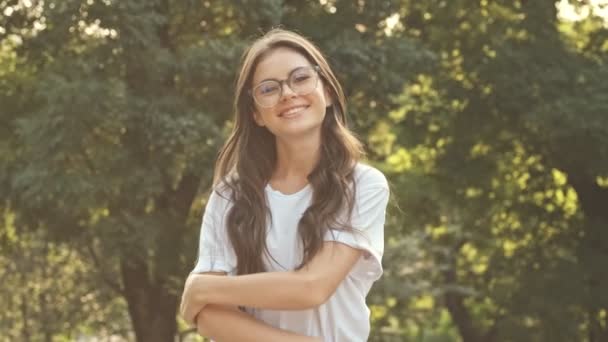 Hermosa Chica Sonriente Con Gafas Queda Afuera Parque Ciudad Mañana — Vídeo de stock