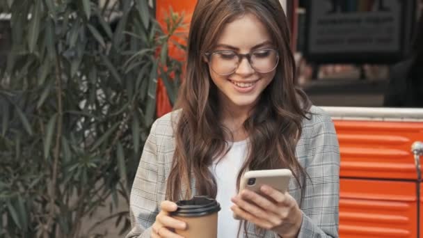 Enfocado Mujer Joven Moda Positiva Con Gafas Está Utilizando Teléfono — Vídeo de stock