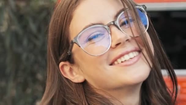 Vue Rapprochée Heureuse Jeune Femme Souriante Positive Regarde Caméra Extérieur — Video