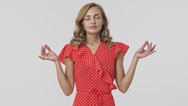 Mulher Loira Bonita Despreocupada Vestido Meditando Pose Ioga Com Olhos — Vídeo de Stock