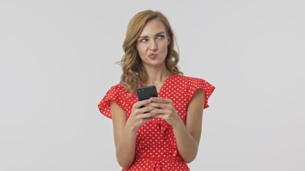 Pensive Mulher Loira Bonita Vestido Escrevendo Mensagem Smartphone Sobre Fundo — Vídeo de Stock