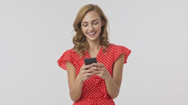 Χαρούμενη Όμορφη Ξανθιά Γυναίκα Στο Φόρεμα Χρησιμοποιώντας Smartphone Και Γελώντας — Αρχείο Βίντεο