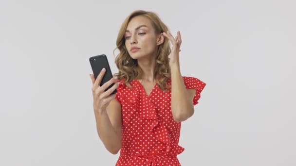 Calma Bella Donna Bionda Abito Utilizzando Smartphone Come Uno Specchio — Video Stock