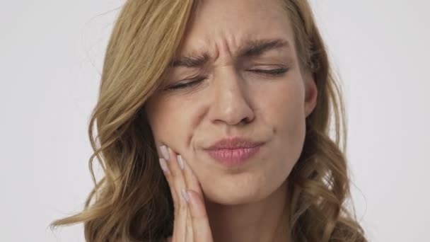 Kafası Karışmış Güzel Sarışın Kadının Diş Ağrısı Gri Arka Planda — Stok video