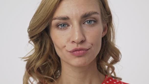 Zblízka Pohled Šťastný Pěkný Blondýny Žena Usmívá Pomáhá Sama Svými — Stock video