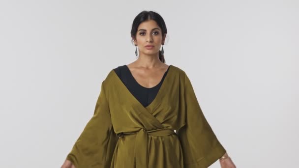 Беззаботная Довольно Индуистская Женщина Традиционном Платье Медитирует Позе Йоги Сером — стоковое видео