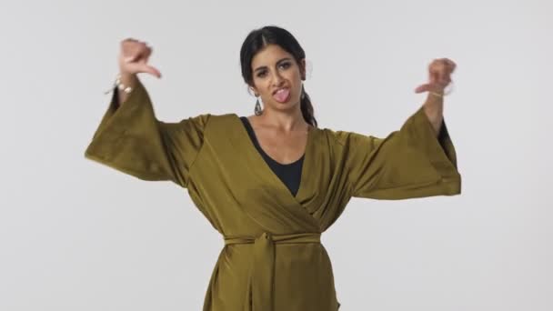 Displeased Pretty Hindu Woman Traditional Dress Showing Thumbs Gesture Her — 비디오