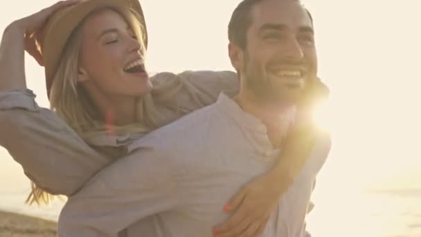 Joyeux Rire Jeune Couple Homme Femme Portant Des Vêtements Été — Video