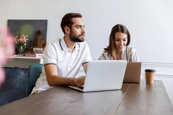 Pareja joven sonriente trabajando en un proyecto — Foto de Stock