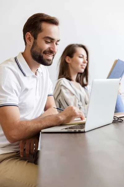 Jeune couple souriant travaillant sur un projet — Photo