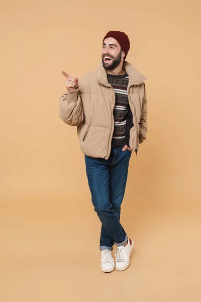 Portret van een gelukkige jonge man met baard — Stockfoto