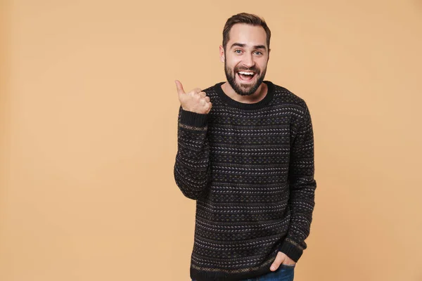 Vrolijke jonge man met baard in warme trui — Stockfoto