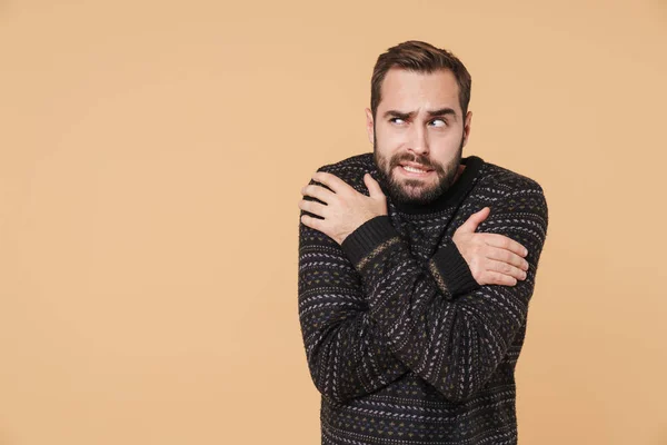 Trastornado joven barbudo hombre usando caliente suéter de pie — Foto de Stock