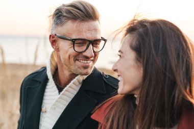 Güz giysileri giyen güzel bir çift.