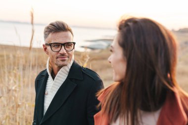 Güz giysileri giyen güzel bir çift.