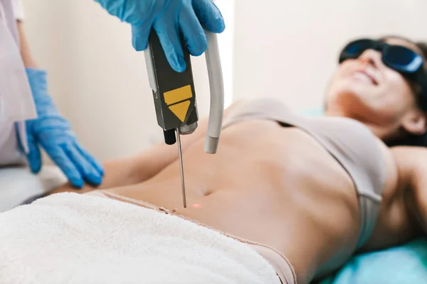 Foto de mulher caucasiana recebendo procedimento de depilação a laser — Fotografia de Stock