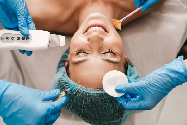 Foto closeup de mulher caucasiana feliz recebendo procedimento cosmético — Fotografia de Stock