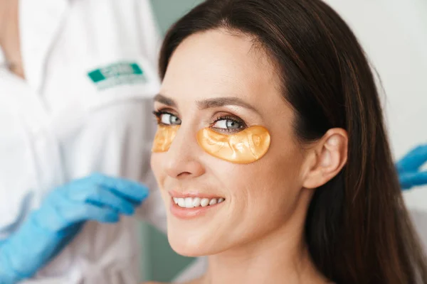 Foto de mulher feliz recebendo procedimento cosmético com patches — Fotografia de Stock