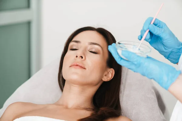 Foto de mulher caucasiana relaxada recebendo procedimento cosmético — Fotografia de Stock