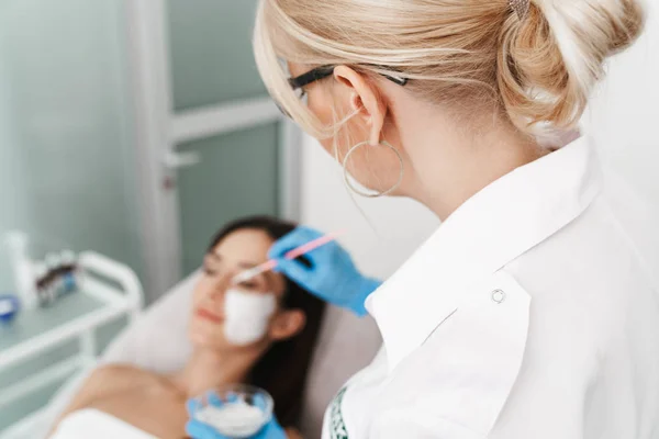Photo of attractive caucasian woman getting cosmetic procedure — Stock Photo, Image