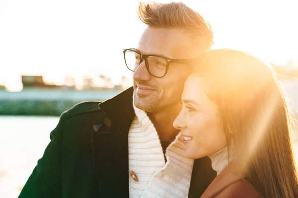 Hermosa pareja amante de adultos caminando al aire libre —  Fotos de Stock