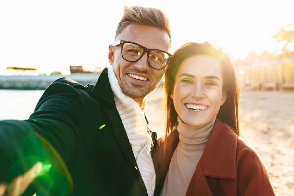 Casal amoroso andando ao ar livre perto do mar — Fotografia de Stock