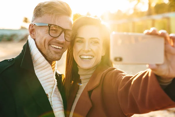Sorridente bella coppia amorevole adulto prendere un selfie — Foto Stock