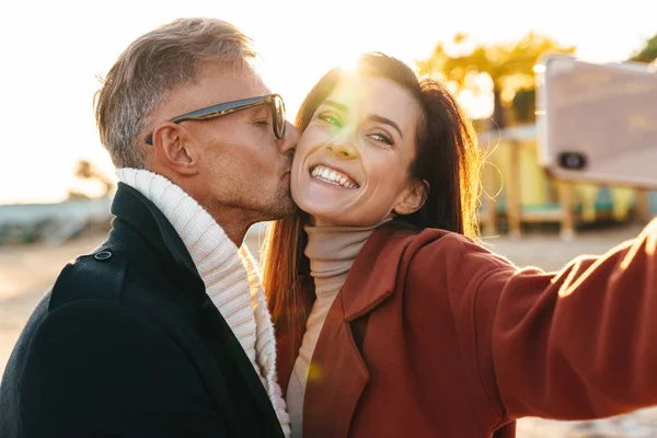 Leende vackra vuxna kärleksfulla par ta en selfie — Stockfoto