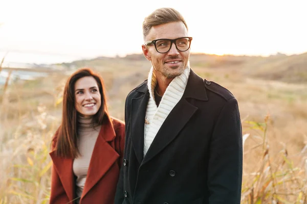 Hermosa pareja amante de adultos caminando al aire libre —  Fotos de Stock