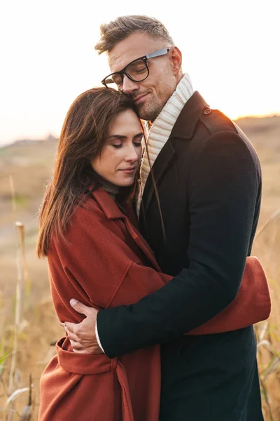 Schönes erwachsenes liebevolles Paar, das sich im Freien umarmt — Stockfoto