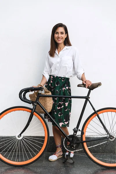 Smiling young brunette woman wearing summer clothes — 스톡 사진