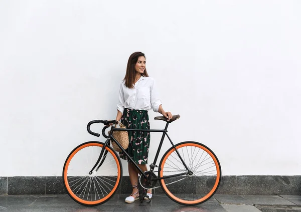 Souriant jeune femme brune portant des vêtements d'été — Photo