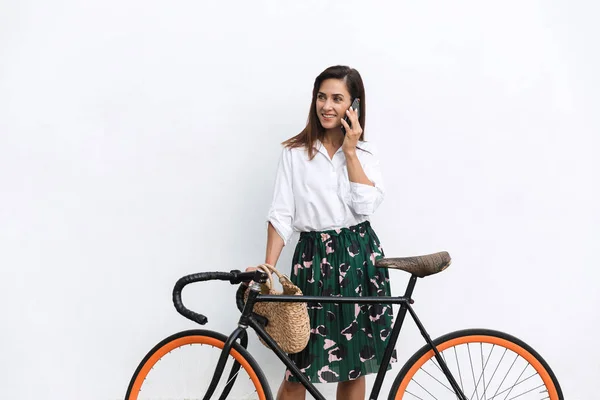 Sorrindo jovem morena usando roupas de verão — Fotografia de Stock