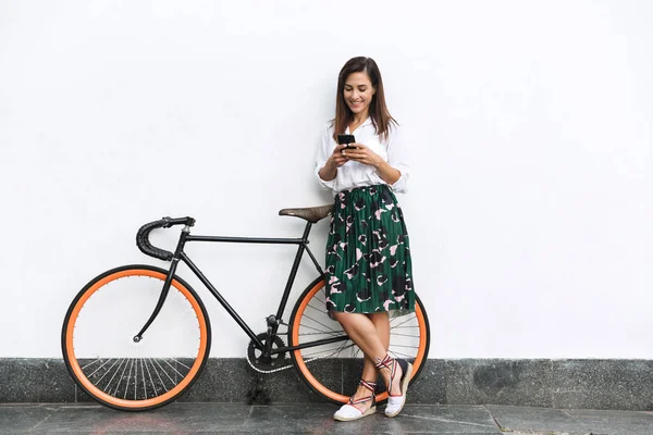 Sonriente joven morena con ropa de verano —  Fotos de Stock