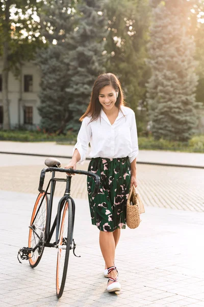 Joyeux jeune femme portant des vêtements d'été marche — Photo