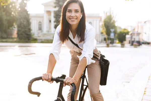 Cheerful young woman wearing summer clothes — Stock Photo, Image