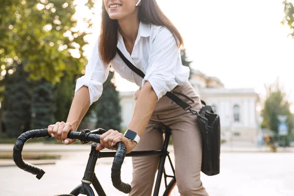 Fröhliche junge Frau in Sommerkleidung — Stockfoto