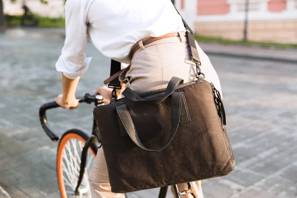 Fröhliche junge Frau in Sommerkleidung — Stockfoto