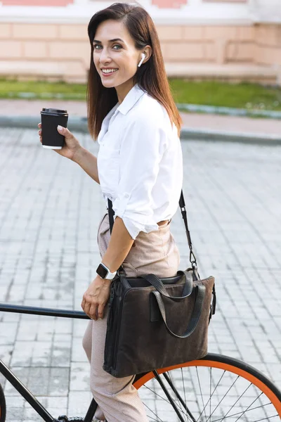 Χαρούμενη νεαρή γυναίκα που φοράει καλοκαιρινά ρούχα περπατώντας — Φωτογραφία Αρχείου